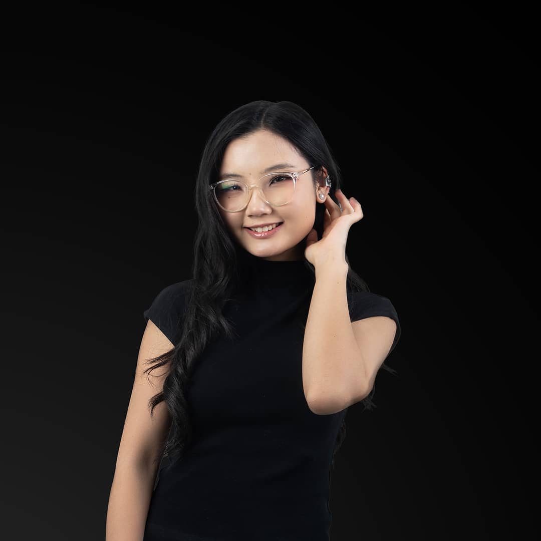 Serchmaa pose image